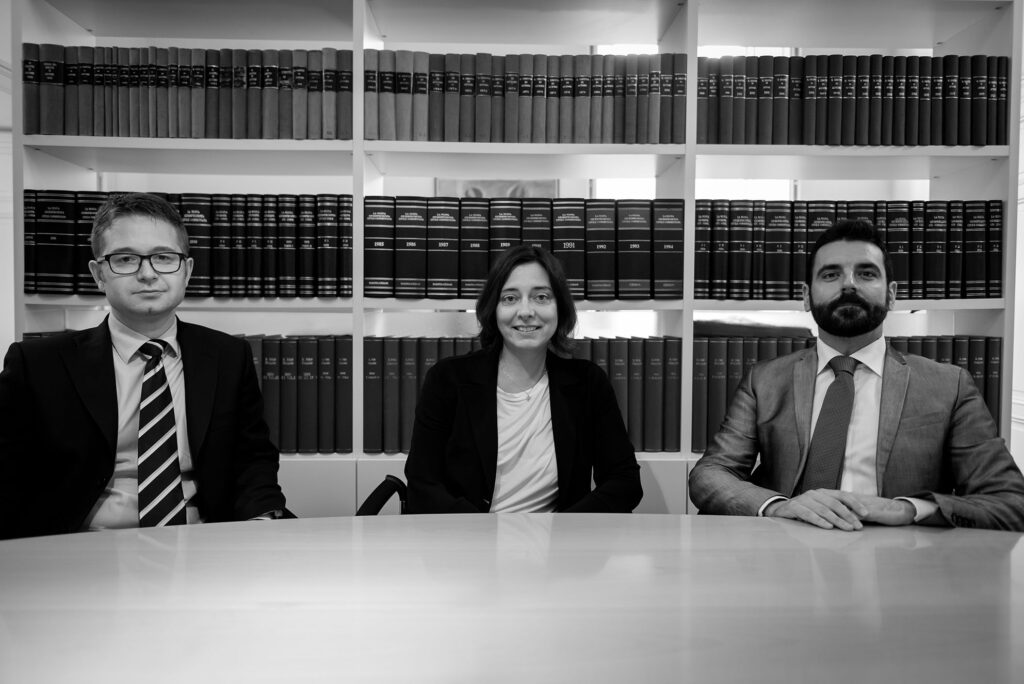 Gli avvocati Paolo Goretti, Lucia Biocca e Nicola Sbrenna, dello studio legale Legalco, seduti insieme al tavolo riunioni.